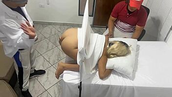 زوجتي تُنك من قبل طبيب نسائي بجانبي!