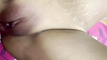 Intialainen pariskunta nauttii lähikuvassa pillun nuolentaa