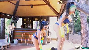 Twee sexy Spaanse dienstmeisjes ingehuurd en het werd snel wild 😜