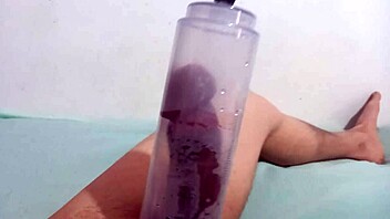 SUCCIONO LA POLLA CON LA BOMBA