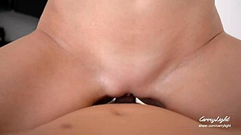 새엄마, 새아들 단단한 자지에 깨어나 빠르게 오르가즘