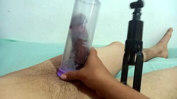 SUCCIONO LA POLLA CON LA BOMBA