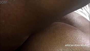 मैं यकीन नहीं कर सकता कि मोटरबाइक ड्राइवर को क्लाइंट ने रॉ चोदा काम के दौरान अफ्रीकन रॉ एम्पायर पर