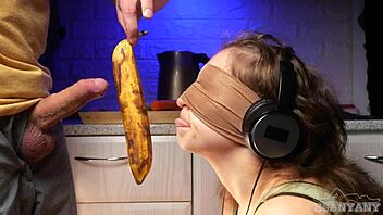 أنا غاضبة جداً خطوتي خدعني لتذوق زبه!