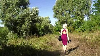 Ξανθιά MILF γαμάται σκληρά στο αυτοκίνητο έξω