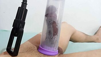 SUCCIONO LA POLLA CON LA BOMBA