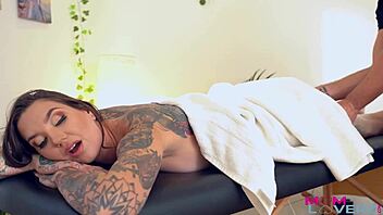 Rocky Emerson, stygg milf, suktar efter mer än bara massage. Hon är galen!