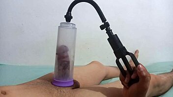 SUCCIONO LA POLLA CON LA BOMBA