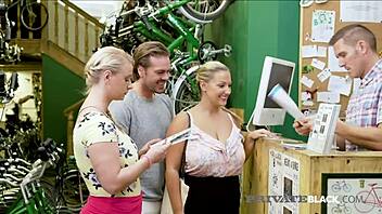 Horny Bambi Bella og Crystal Swift i vill interracial orgie