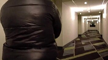 Otel Koridorlarında Geziyor, Derin Boğazla Yaramazlık Yapıyor. İç Çamaşırıyla Neredeyse Yakalanıyordu!