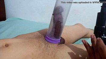 SUCCIONO LA POLLA CON LA BOMBA