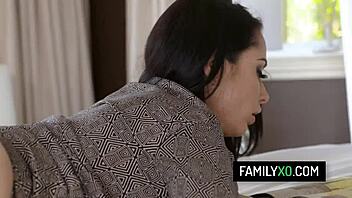 丰满继母Crystal Rush快速缓解继子勃起