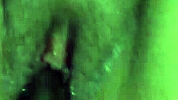 Amaterski par se drka v doggy stilu