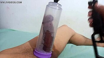 SUCCIONO LA POLLA CON LA BOMBA