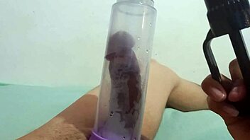 SUCCIONO LA POLLA CON LA BOMBA