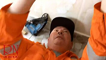 속옷 안 입은 주부가 배관공 유혹해