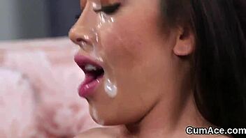 Norčava mačkica dobi šprico po obrazu in pogoltne seme!