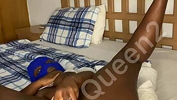 masturbating my juicy pussy feels amazing 😍