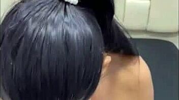 Madura se folla duro con un juguete anal