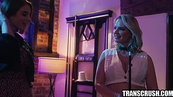 Forró! Szőke nő transzvesztita által baszott a biliárdasztalon