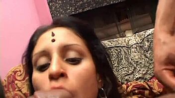 भारतीय लड़का आंटी को वाइल्ड पॉर्न कास्टिंग में खींचता है!