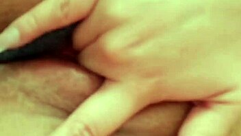 لاتينية متحمسة تبلل كسها المحلوق المقطر وترسل فيديو منزلي لحبيبها