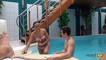 Hunt4k tutup deal dengan blowjob dan genjot mentah di zona spa.