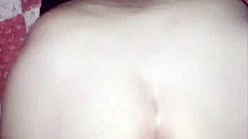 فتاة صغيرة تمص زب رجل عجوز في زنا خيانة