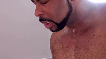 How does Sean Duran handle that throbbing BBC bareback?