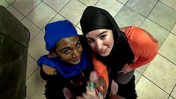 Arabas de hijab chupando pau e levando gozada na cara em close. 😈
