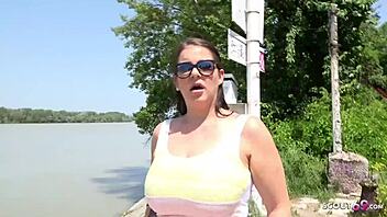 Немска скаутка с големи цици 18+ изневерява на приятеля си с уличен секс навън