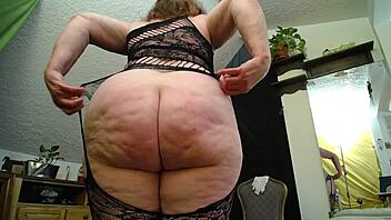 Tlustá Dawn modeluje sexy body v punčochách s chlupatou kundičkou odkrytou