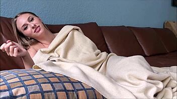 Hey, willst du Wahrheit oder Pflicht mit großer Titten-Stiefschwester Angel spielen?