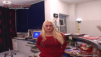 موديل متطرفة أليرا أسترو تكشف وشم كسها الفريد