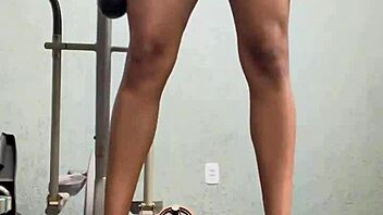 brave amateur dives muff in gym voyeur scene 👅😈