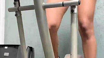 brave amateur dives muff in gym voyeur scene 👅😈