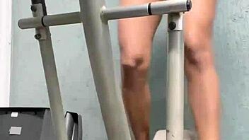 brave amateur dives muff in gym voyeur scene 👅😈