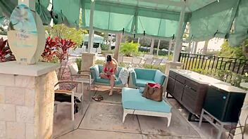 MILF viser våt fitte i offentlig boblebad