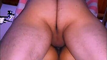 La hijastrastra se esforzaba para mantener a su padrastro satisfecho con su cuerpo apretado