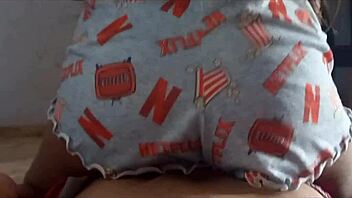 Ebony russisk babe gnider fisse på pik i POV missionær