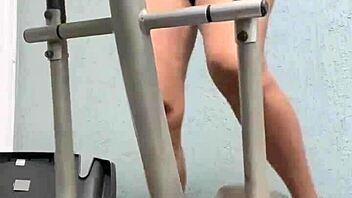 brave amateur dives muff in gym voyeur scene 👅😈