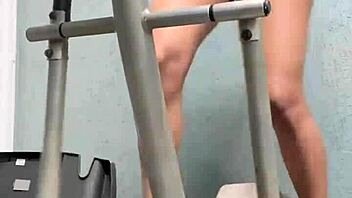brave amateur dives muff in gym voyeur scene 👅😈