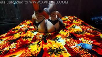 Deliciosa Bendita Zorra Mi Hermosa Madrastra Me Seduce En La Cama De Mi Padrastro Y Me Mira Con Intencion Seductora Ella Pide Sexo Intenso Mientras El Marido No Esta En Casa