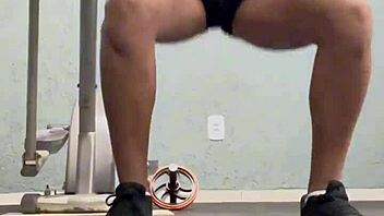 brave amateur dives muff in gym voyeur scene 👅😈