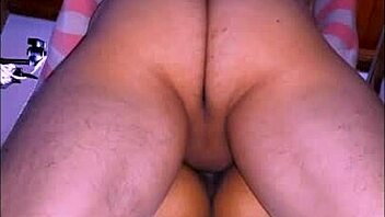 La hijastrastra se esforzaba para mantener a su padrastro satisfecho con su cuerpo apretado