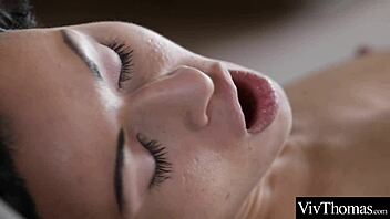 巨乳美女とブロンドが熱い69クンニを楽しむ