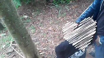 Casal sapeca rj fudendo no meio do mato - v�deo completo em xvideos red