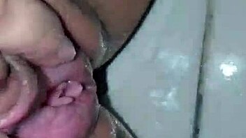 cada vez que me baño me masturbo. soy adicta al sexo!