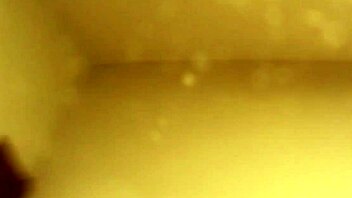 mi mujer me dilata el culo con una perita inflable y me encanta