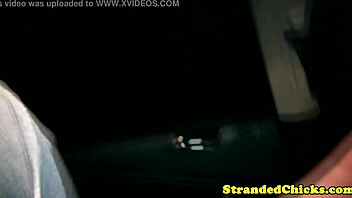 Ξανθή teen 18+ που κάνει οτοστόπ γίνεται σκληρά σε αυτοκίνητο POV